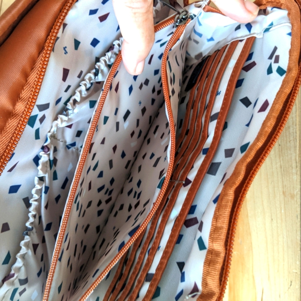 SOLD Lug Scoop Crossbody NWOT - Picture 11 of 13